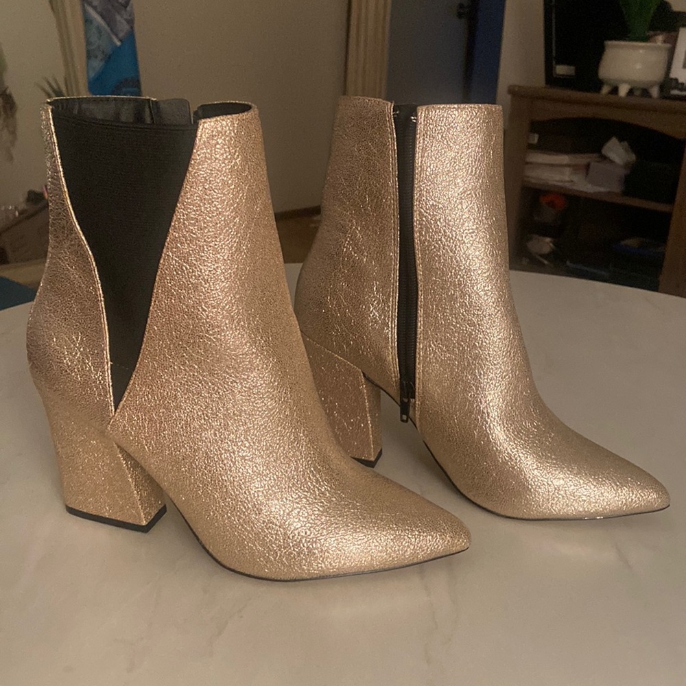 Express gold glitter ankle bootie. Size 8. Never worn.